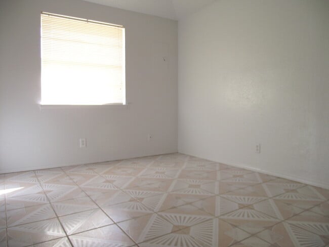 Building Photo - Northeast El Paso 3 bed with Bonus Room!