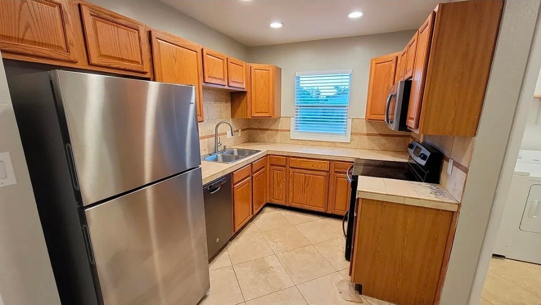 Building Photo - 730 E 1st St