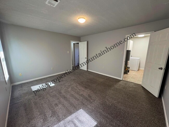 Building Photo - 605 Cooper Estates Dr