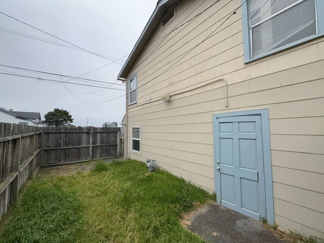 Building Photo - Charming Coastal Living 2 Bed, 1 Bath with...