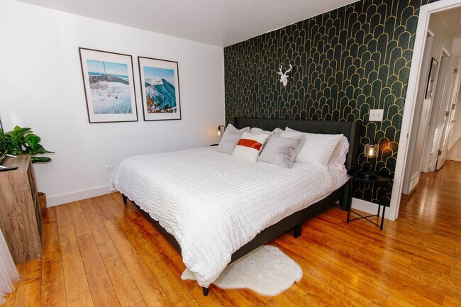 Building Photo - Charming 5-Bedroom Home in Club Crest