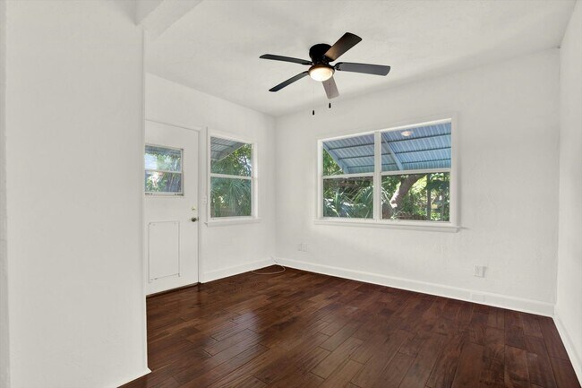 Building Photo - 1614 N Osceola Ave