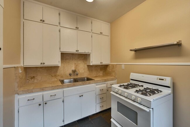 Building Photo - Charming Midtown 1-Bedroom Apartment with ...