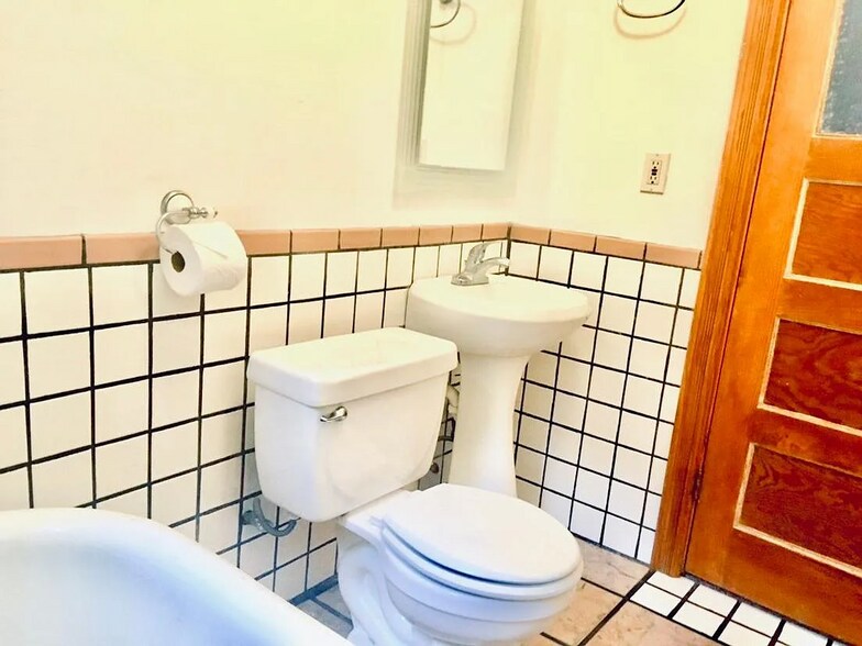 Building Photo - 460 W 39th St