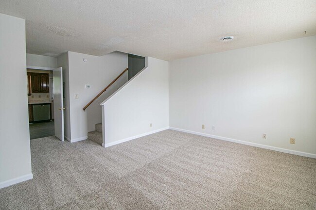 Building Photo - 814-E Golfview Place