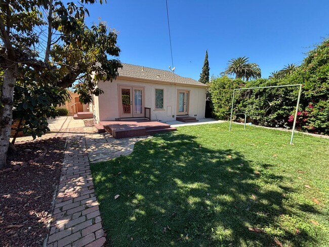 Building Photo - 214 S Bonita St