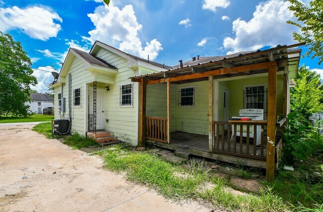 Building Photo - 3319 Holman St