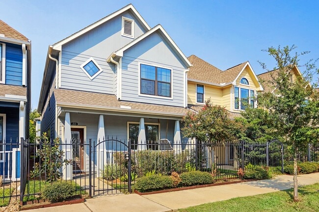 Building Photo - 213 W 26th St