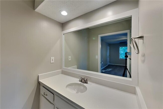 Building Photo - 2709 Hawk Dr NE