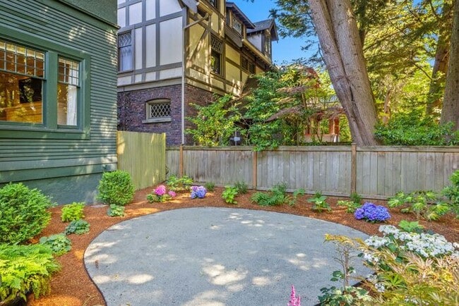 Building Photo - Stunning 1909 Craftsman w/ AC in Coveted C...