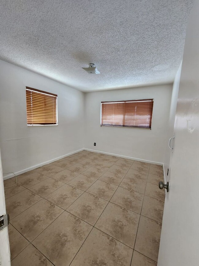 Building Photo - One bedroom apartment near Gulfstream