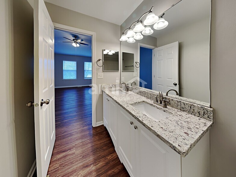 Building Photo - 21748 W Knollwood Dr