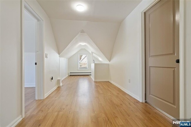 Building Photo - 87 James St