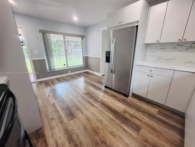 Building Photo - 311 SW 49th Ave