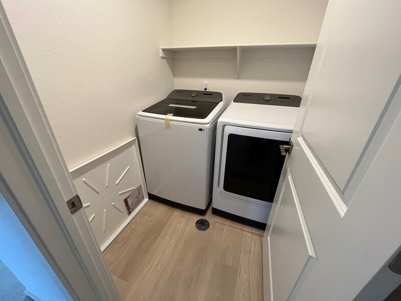 Laundry room - 5030 McKinnon Ct