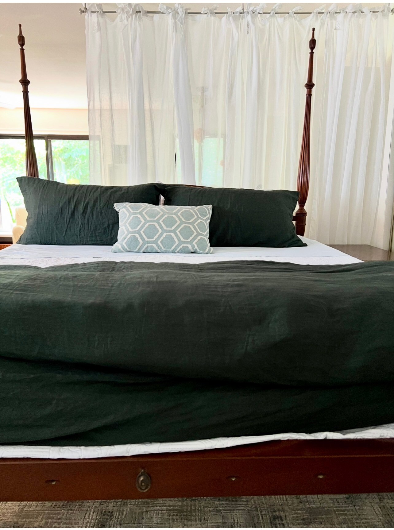 King size bed - 33 Pleasant St