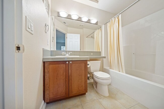 Building Photo - 6610 NE Rosebay Dr