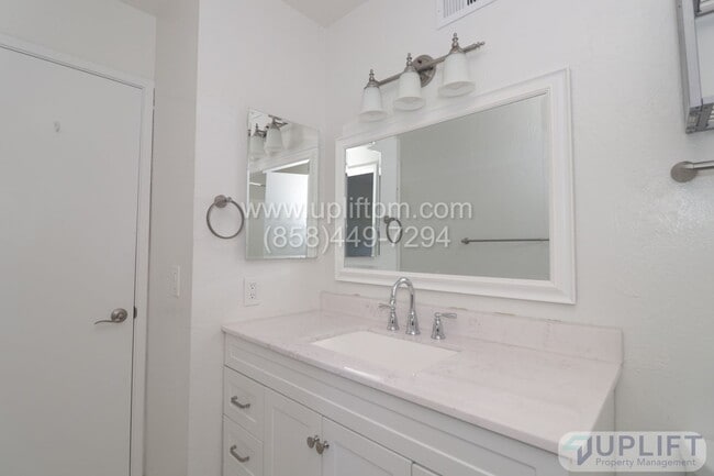 Building Photo - 2 bed 1.5 Bath Condo Available Soon