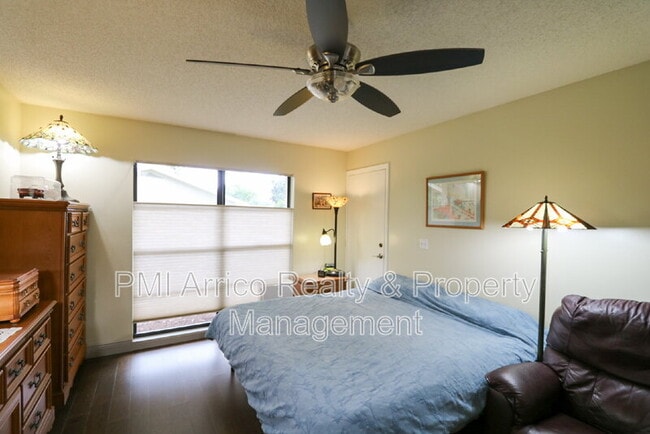 Building Photo - 323 Knottwood Ct