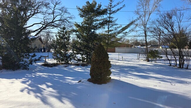 Building Photo - 454 E Park Ave