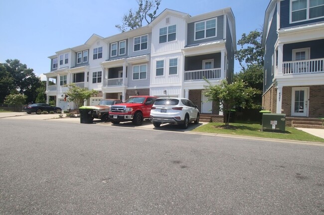 Building Photo - Contemporary 4bd/3.5ba in excellent location
