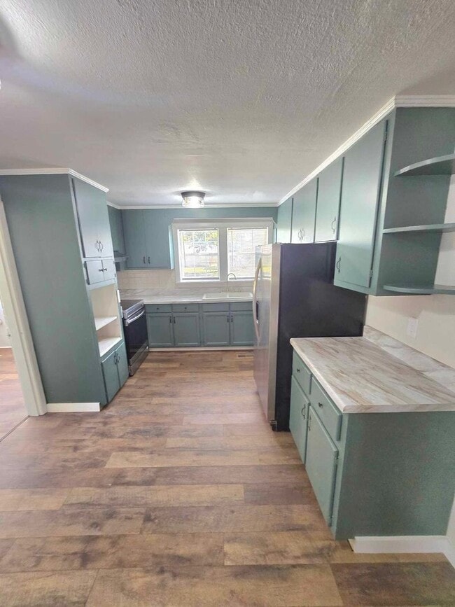 Building Photo - 5 bed and 3 bath (4 bed/2bath house) & (1 bed/1 bath home)