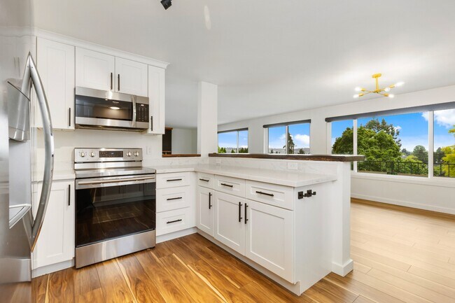 Building Photo - Newly Renovated 2BR/2BA Home with Private Balcony in Seattle