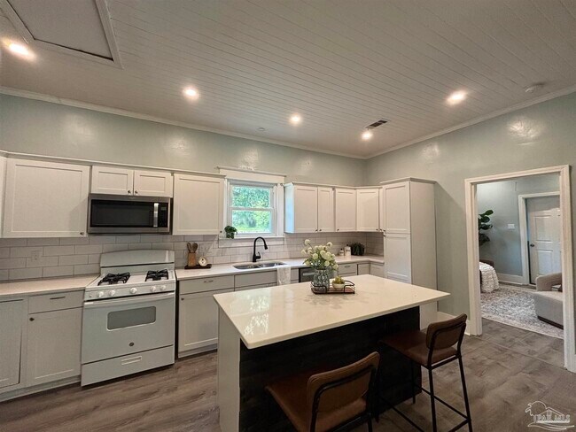 Building Photo - 1118 W Belmont St