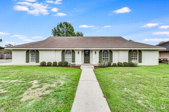 Building Photo - Beautiful Newly Renovated Large Home!