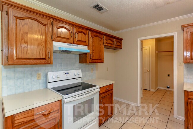 Building Photo - 800 Silver Creek Dr