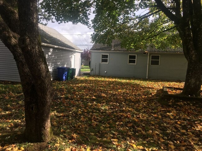 Building Photo - Adorable2 bedroom SE Portland home with 1/2 acre large backyard.