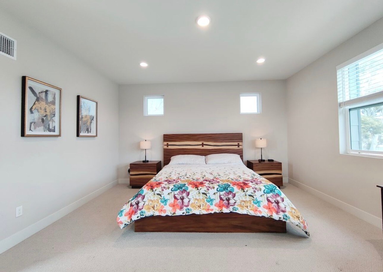 Building Photo - 371 Novel