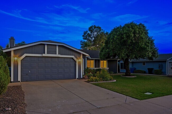 Building Photo - 4 Bed Home in Scottsdale Quarter!!