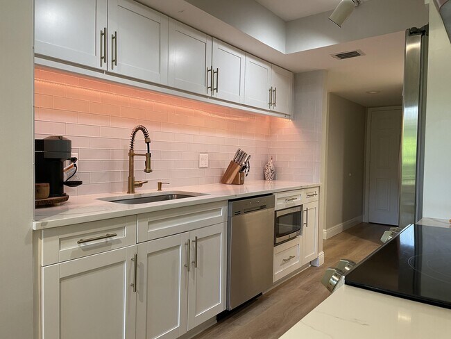 Building Photo - 12725 Shoreline Dr