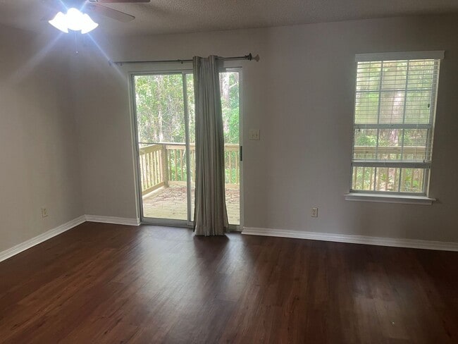 Building Photo - MAN-600C