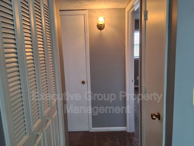 Building Photo - 253 University Dr