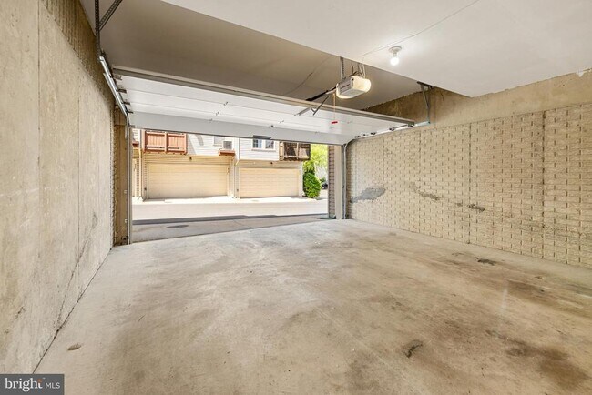 Building Photo - 956 Harrison Cir