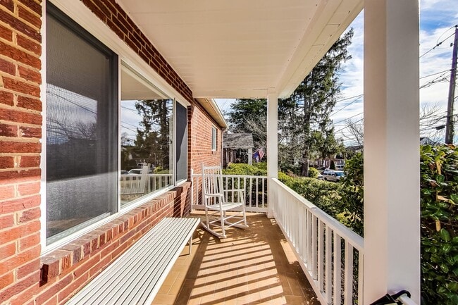 Building Photo - Spacious 3BR/2BA Rambler with Heated Sun-room and Slate Patio!