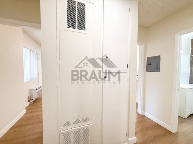 Building Photo - 13129 Oxnard St