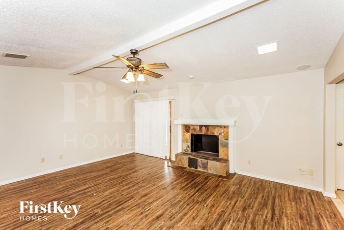 Building Photo - 2012 Garden Oaks Dr