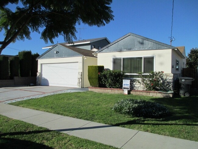 Building Photo - Large North Torrance House. Torrance Schools, Huge yard, 2 car garage hookups **OPEN HOUSE EVERY ...