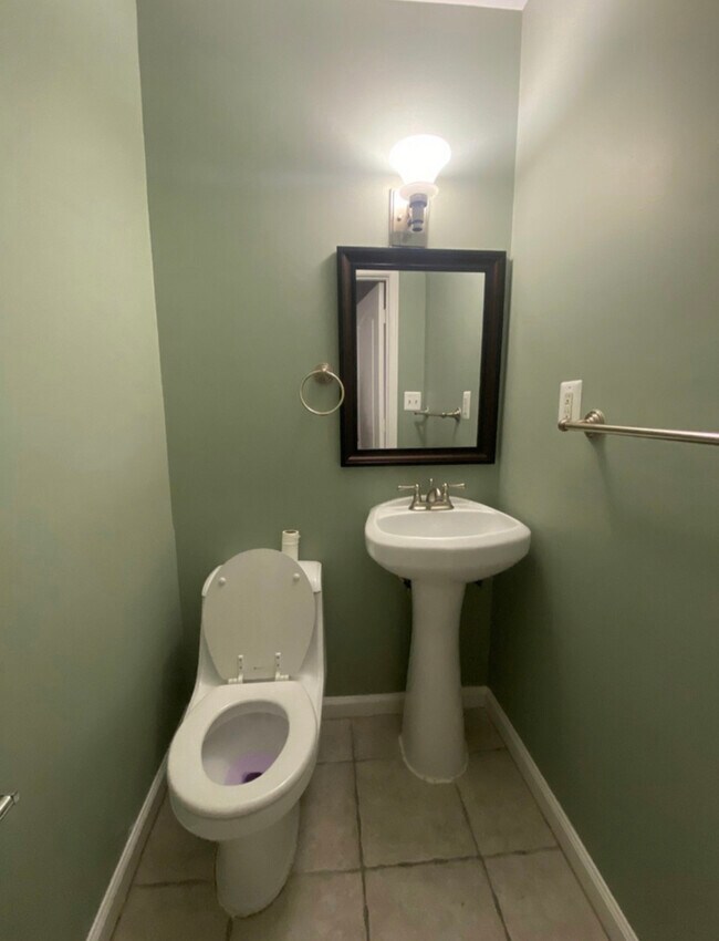 Building Photo - 3 Bedrooms 2.5 Bathrooms Voucher Accepted