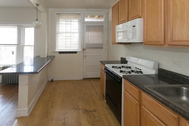 Building Photo - Lincoln Square / Ravenswood - 2 Bedroom / 1 Bath - Heat Included