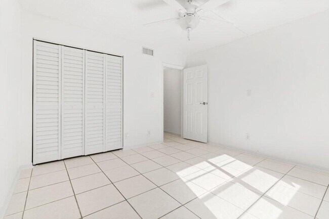 Building Photo - 345 W Laurel Dr