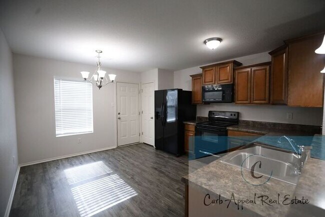 Building Photo - Beautiful 3 bed / 2 bath home with a fence...