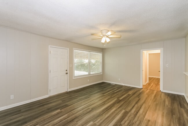 Building Photo - 2512 Elderberry Dr
