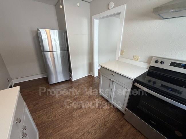 Building Photo - 1034 N Royal Ave