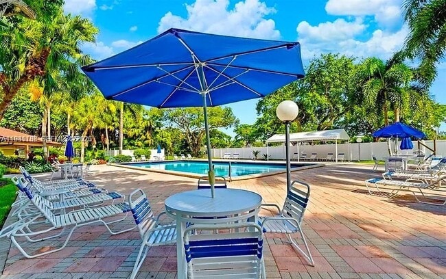 Building Photo - 3351 S Palm Aire Dr