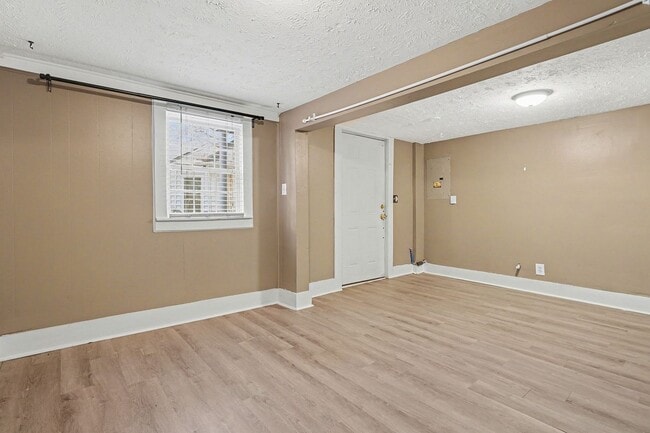 Building Photo - 1BR/1BA Carriage House in the Heart of Midtown!