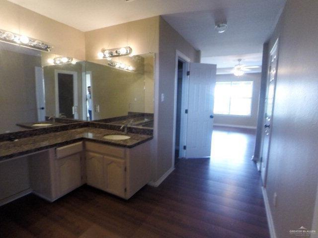 Building Photo - 15 San Saba St